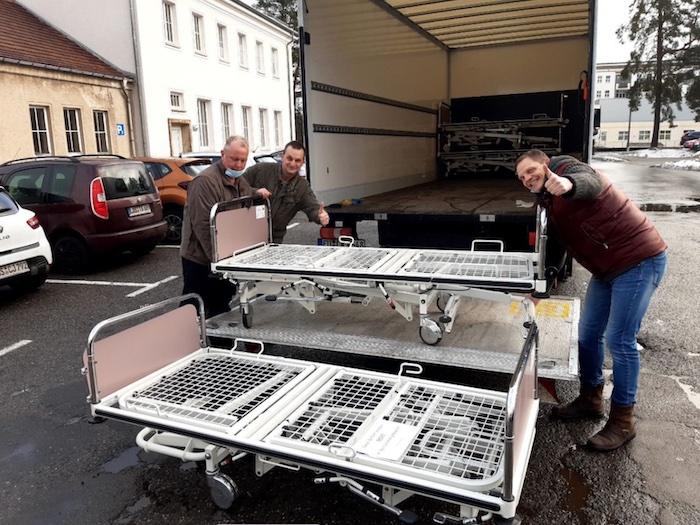 Der gemeinnützige Verein Die Angel aus Wülfershausen an der fränkischen Saale verlädt mit freiwilligen Helfern gespendete Krankenbetten für einen Container nach Paraguay © Angel e.V.