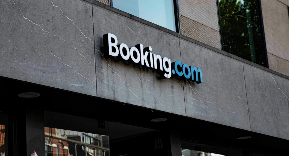 Booking.com bietet eine Reihe von Revenue und Yield Management Tools an, die Hotels nutzen können, um Empfehlungen für ihre eignen Zimmerpreise zu erhalten. So können auch kleine Hotels von den spezialisierten Methoden profitieren.